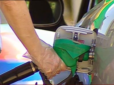 Ministro afasta subida de imposto nos combustíveis este ano - TVI