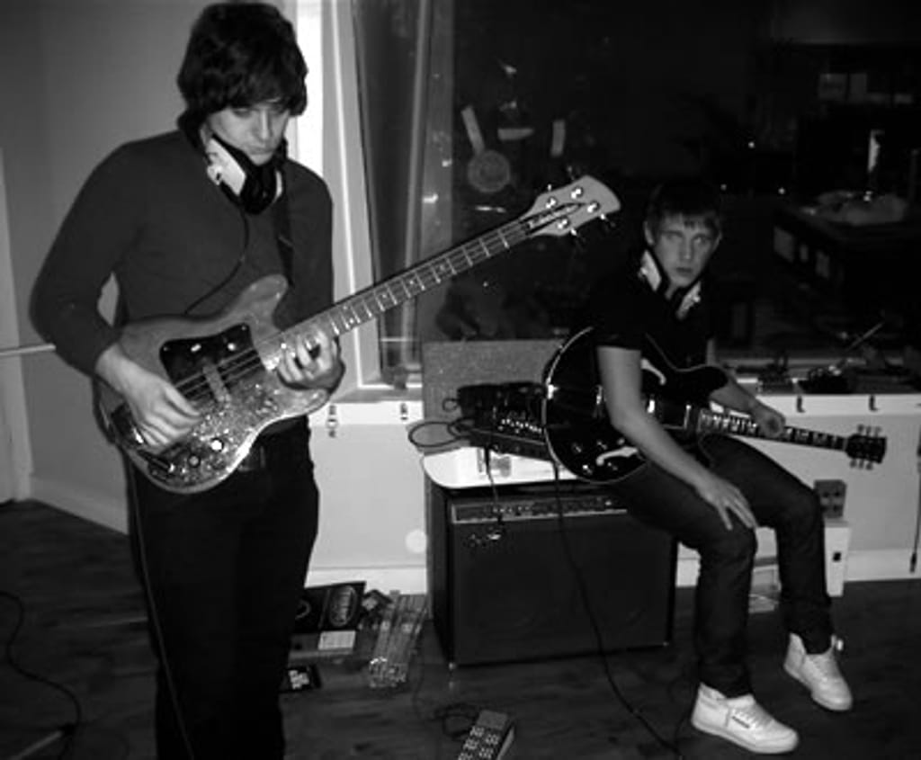 Arctic Monkeys em estúdio (foto de James Ford)