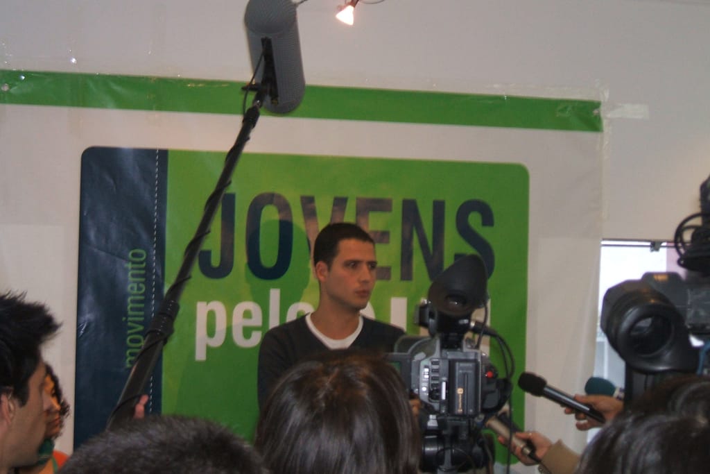 Ricardo Araújo Pereira na sede do movimento «Jovens pelo Sim»