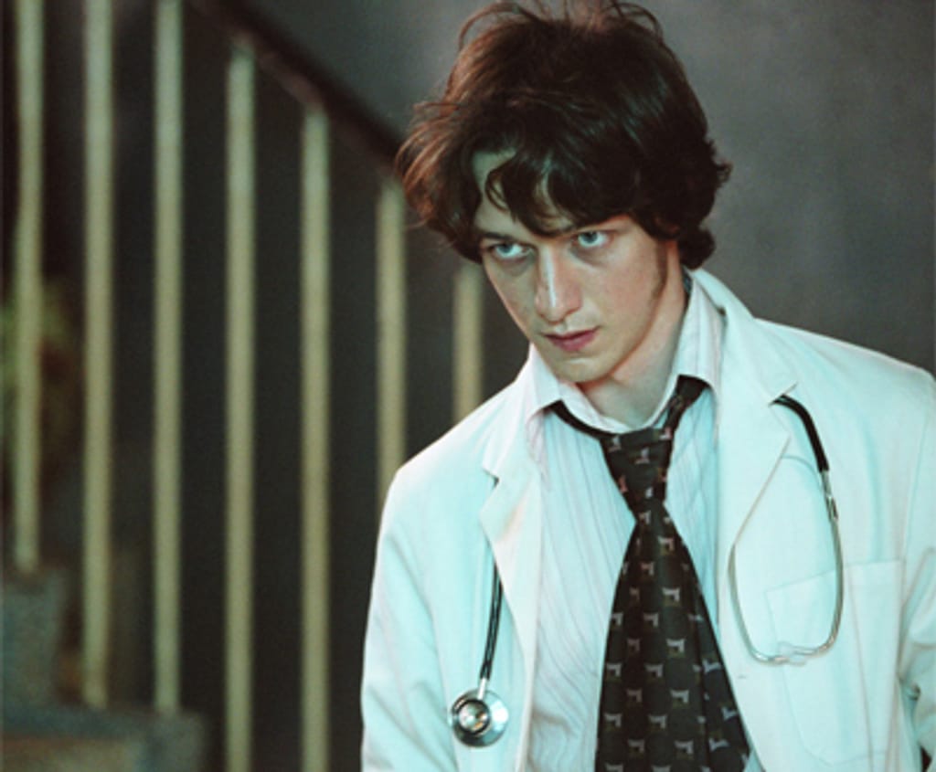Dr. Garrigan (James McAvoy)  é um jovem médico escocês