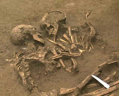 Arqueólogos descobrem esqueletos abraçados - TVI