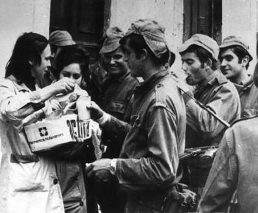 Juventude confraterniza com militares no dia 28 de Abril de 1974 [Fotografia cedida pelo Centro de Documentação 25 de Abril]