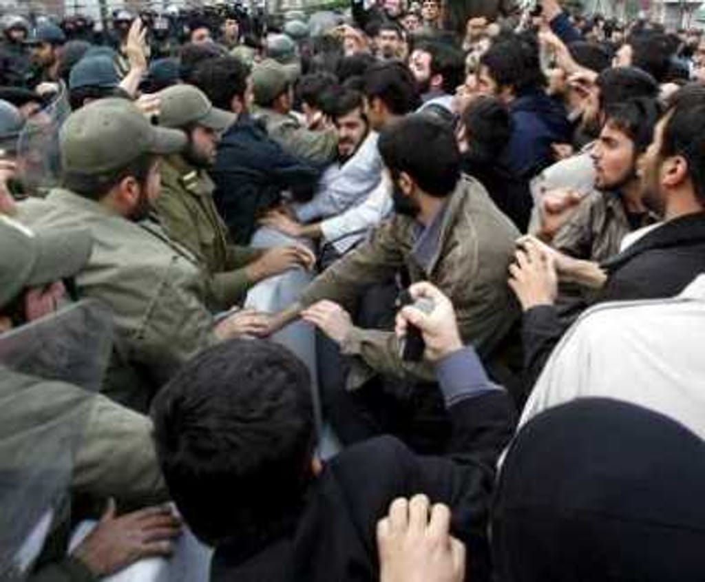 Irão: pedras e petardos contra embaixada britânica (Foto Lusa)