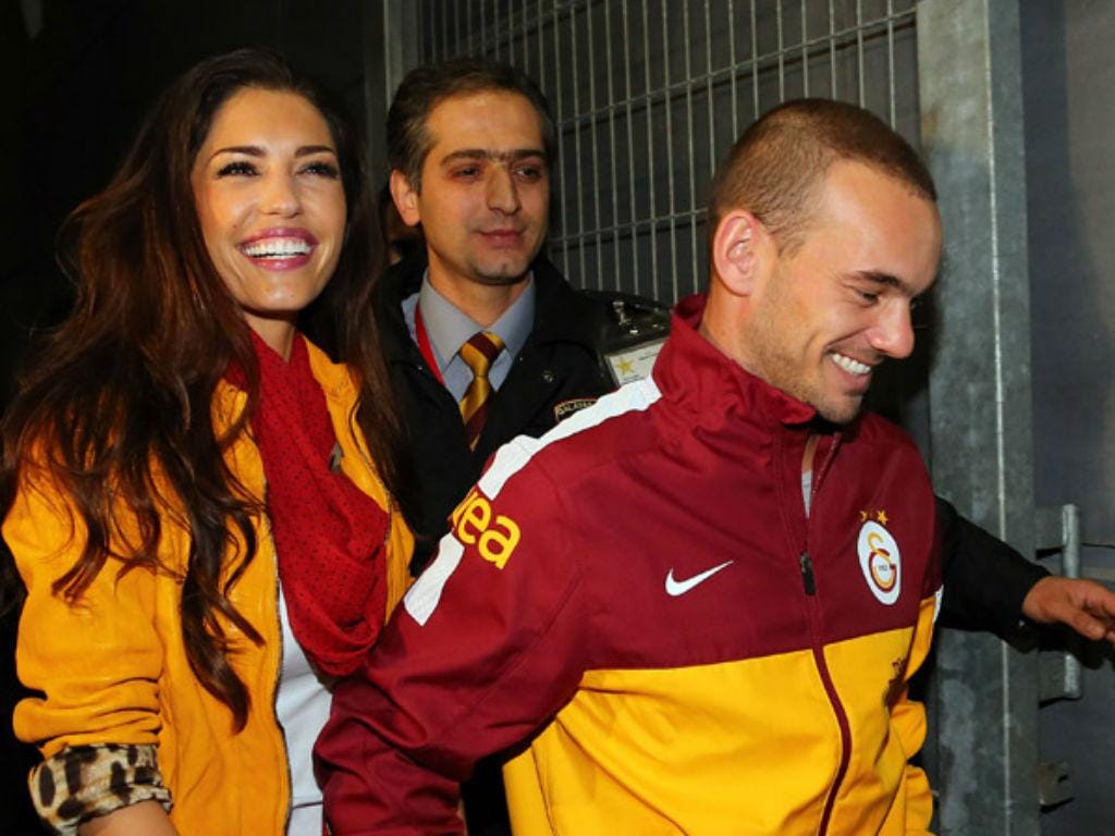 Wesley Sneijder com a namorada Yolanthe Cabau