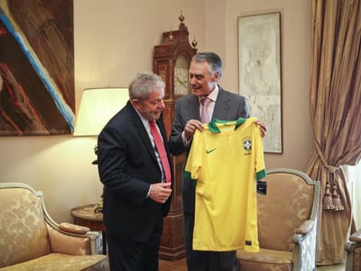 Lula oferece camisola da seleção brasileira a Cavaco Silva - TVI