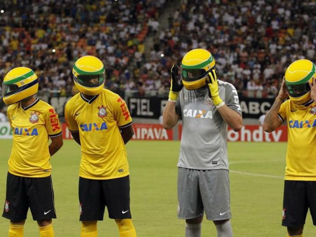 Jogadores do Corinthians entram em campo com capacetes de Senna