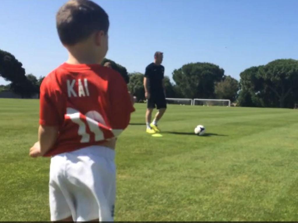 Rooney treina no Algarve com o filho