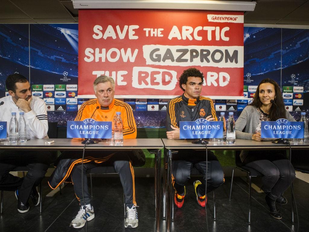 Ação da Greenpeace em conferência do Real Madrid (Reuters)