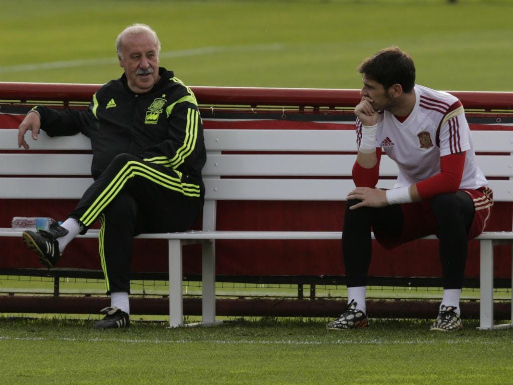 Casillas e Del Bosque conversam no treino da Espanha (Reuters)