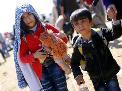 Portugueses doam cerca de 60 toneladas de roupa a crianças sírias - TVI