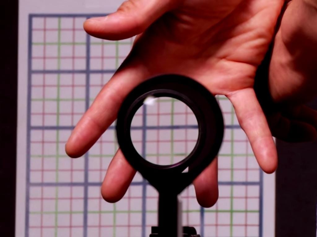Cientistas criam «capa da invisibilidade» (Reprodução / Youtube/ UniversityRochester)