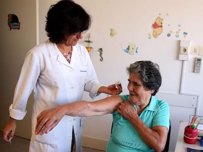 Gripe: 1,4 milhões de portugueses com mais de 60 anos já se vacinou - TVI