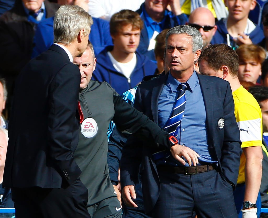 Mourinho e Wenger discutem em Stamford Bridge (foto reuters)