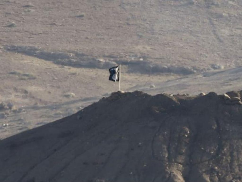 Uma bandeira do Estado Islâmico foi colocada numa colina em Kobani (Reuters)