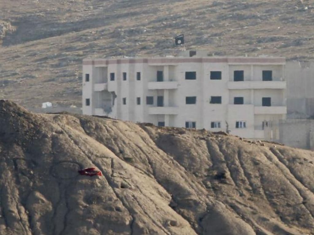 Uma bandeira do Estado Islâmico foi avistada no topo de um edifício em Kobani (Reuters)