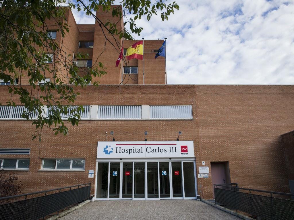 Hospital Carlos III, em Madrid (LUSA/EPA)