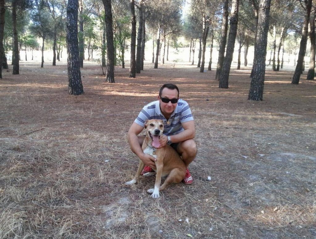 Javier Limón Romero e o seu cão (Reprodução / Facebook)