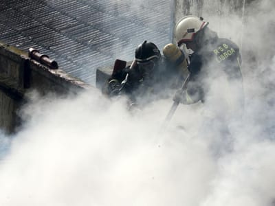 Três pessoas desalojadas após incêndio em Tondela - TVI
