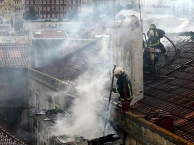 Casal de idosos desalojado após incêndio na sua habitação - TVI