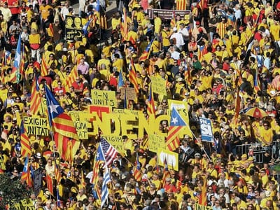 Mais de 100 mil pessoas voltam a pedir a independência da Catalunha - TVI