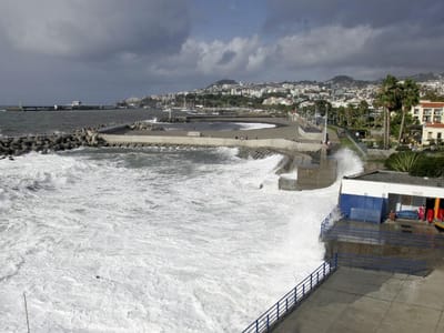 Turista socorrida por pescadores a 500 metros da costa na Madeira - TVI