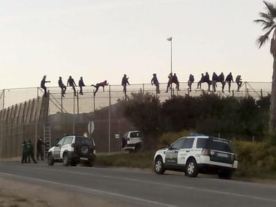 Perto de 700 imigrantes ilegais tentaram dar o salto para Melilla - TVI