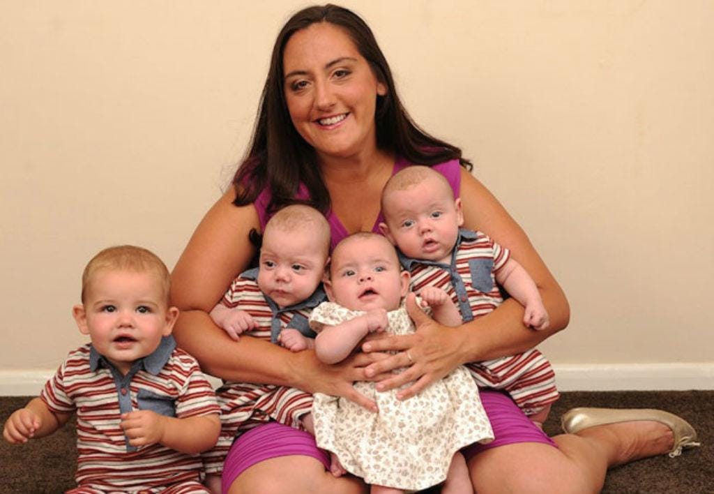 Britânica dá à luz quatro filhos em nove meses (Reprodução Daily Mail)