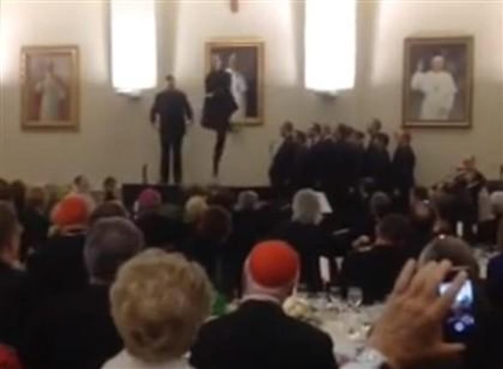 Padres dançam num seminário no Vaticano (YouTube)