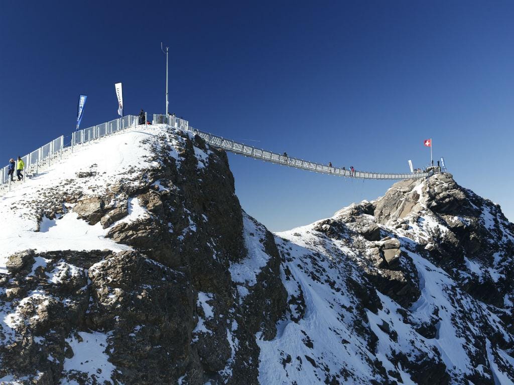 Ponte pedonal suspensa liga dois picos nos Alpes suíços (REUTERS)