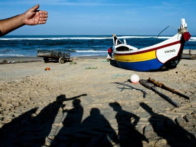 Pescadores apanhados a traficar droga que encontraram no mar - TVI