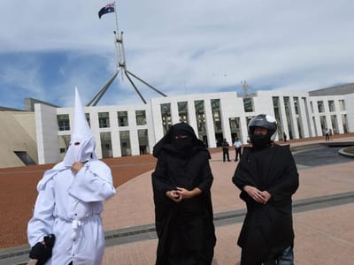 Ku Klux Klan no parlamento australiano - TVI