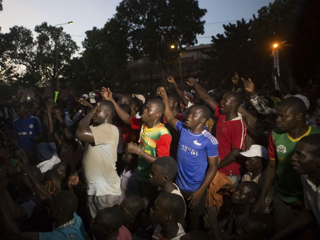 Protestos anti-governo no Burkina Faso (REUTERS)
