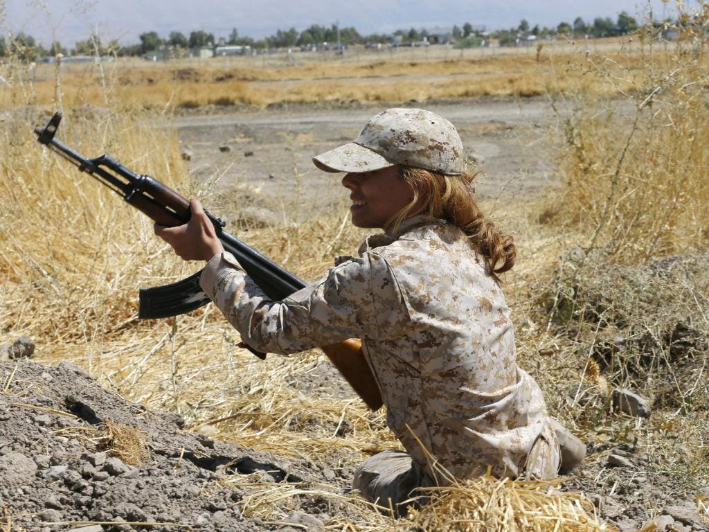 Mulheres curdas no combate ao EI (REUTERS)