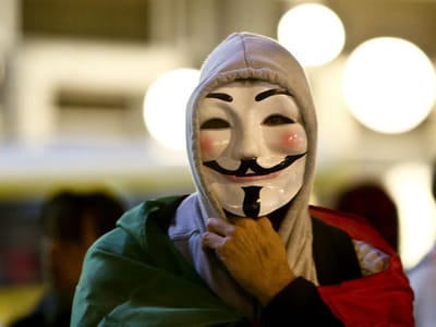 Jornalista dos Anonymous condenado a 63 meses de prisão - TVI