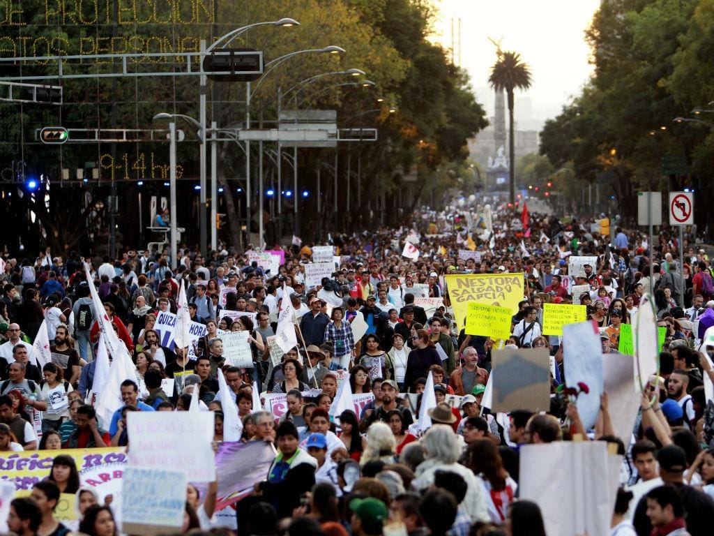 Milhares protestam para exigir regresso de estudantes desaparecidos (Lusa/EPA)