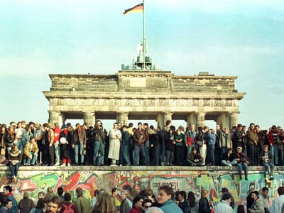 PCP divulga texto polémico sobre a queda do muro de Berlim - TVI