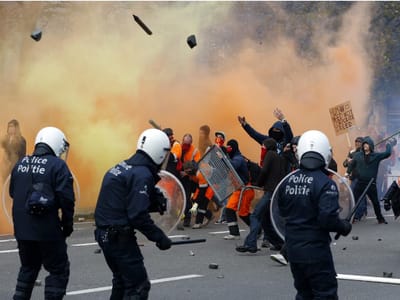 Confrontos com polícia belga em manifestação contra austeridade - TVI