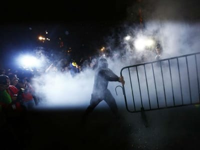 Polícia e manifestantes confrontam-se às portas do Palácio Nacional no México - TVI