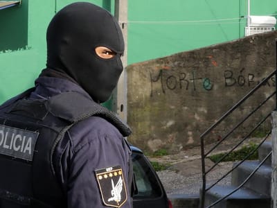 Agente da PSP suspeito de roubos fica em preventiva - TVI