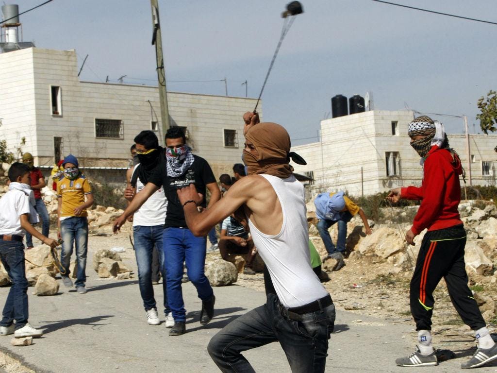 Hebron, Cisjordânia: manifestantes palestinianos atiram pedras a soldados israelitas (REUTERS)