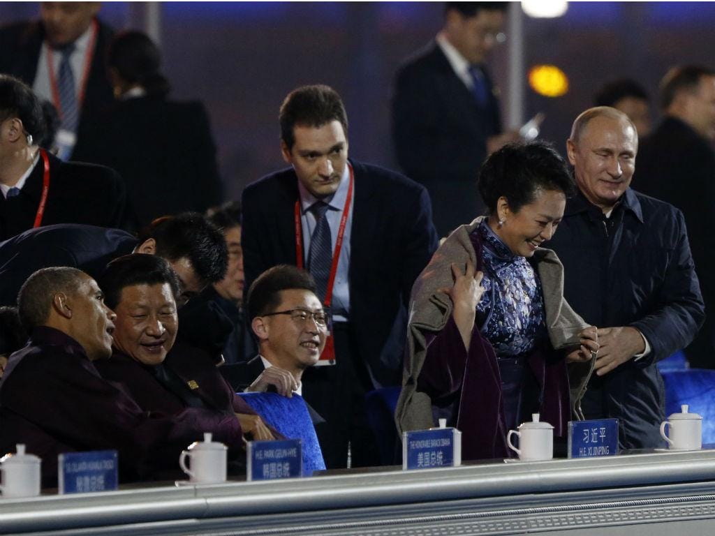 Vladimir oferece casaco a primeira-dama chinesa