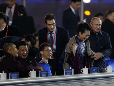 China censura imagens de Putin a oferecer casaco a primeira-dama chinesa - TVI
