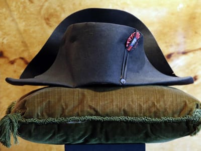 O famoso chapéu de Napoleão está à venda - TVI
