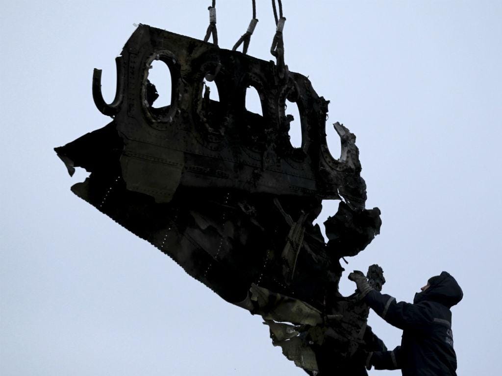 MH17: destroços do Boeing 777, da Malaysia Airlines, abatido na Ucrânia começaram a ser recolhidos (Reuters)
