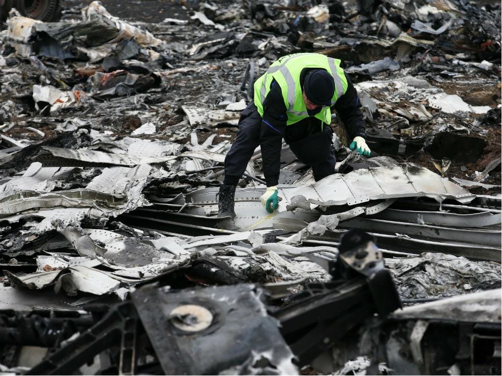 Recolha dos destroços do MH17 (Reuters)