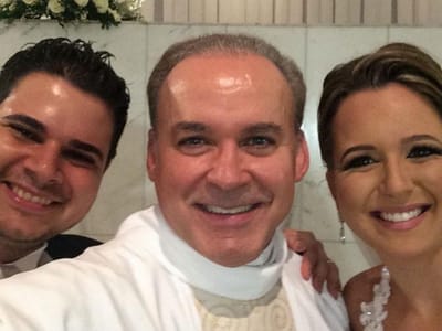 Este padre é viciado em selfies de casamentos - TVI