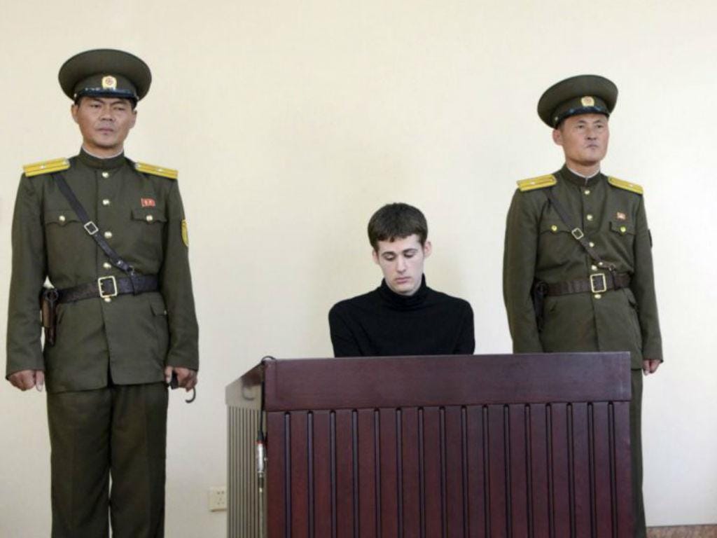 Imagem do julgamento de Matthew Miller na Coreia do Norte, divulgada pela agência oficial KCNA (REUTERS)
