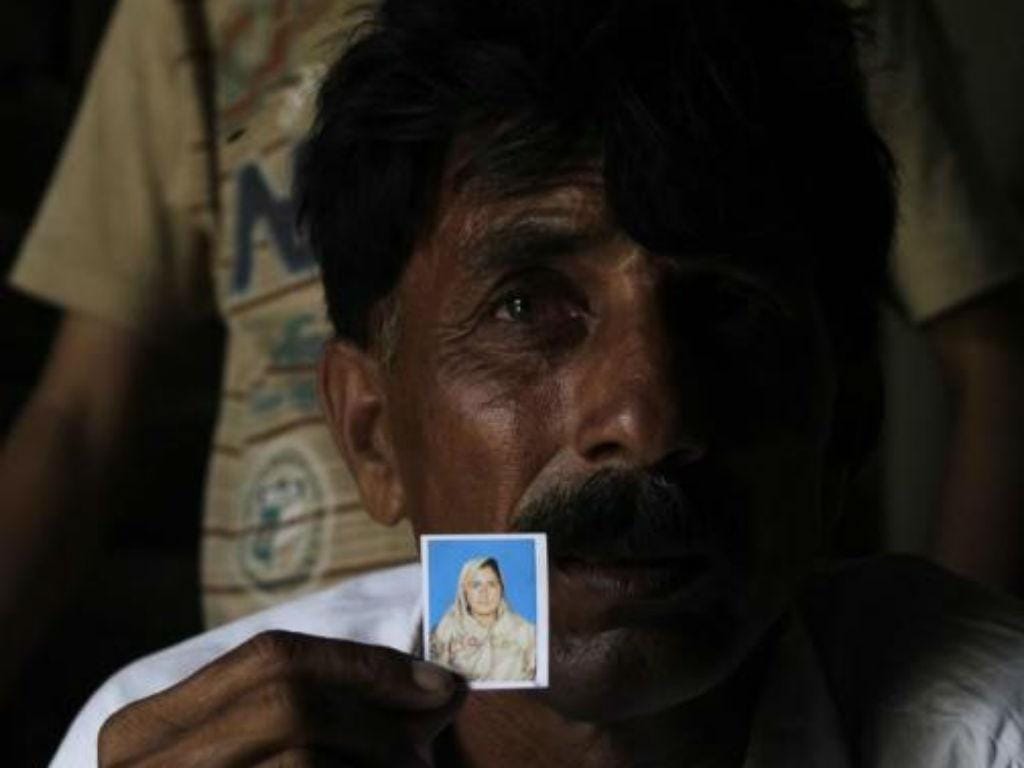 Muhammed Iqbal, de 45 anos, mostra foto da falecida esposa Farzana Iqbal (REUTERS/Mohsin Raza)