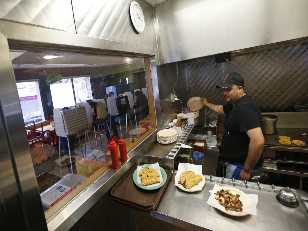 Cozinheiro prepara refeição em Chicago (REUTERS)
