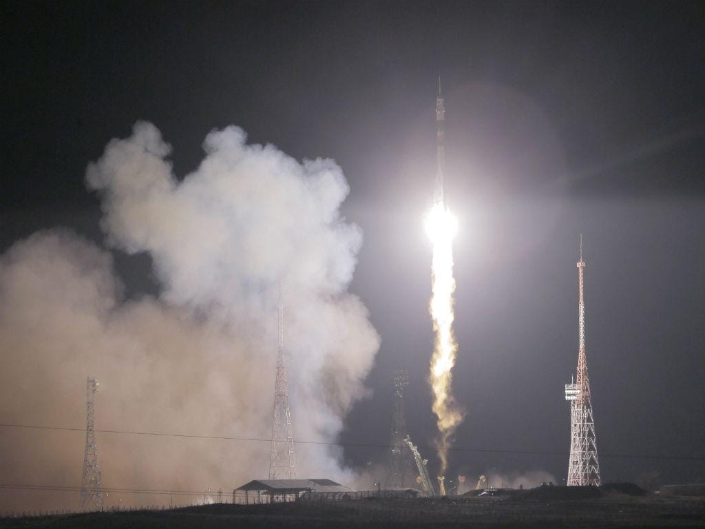 Soyuz parte do Cazaquistão para a EEI (LUSA/EPA)
